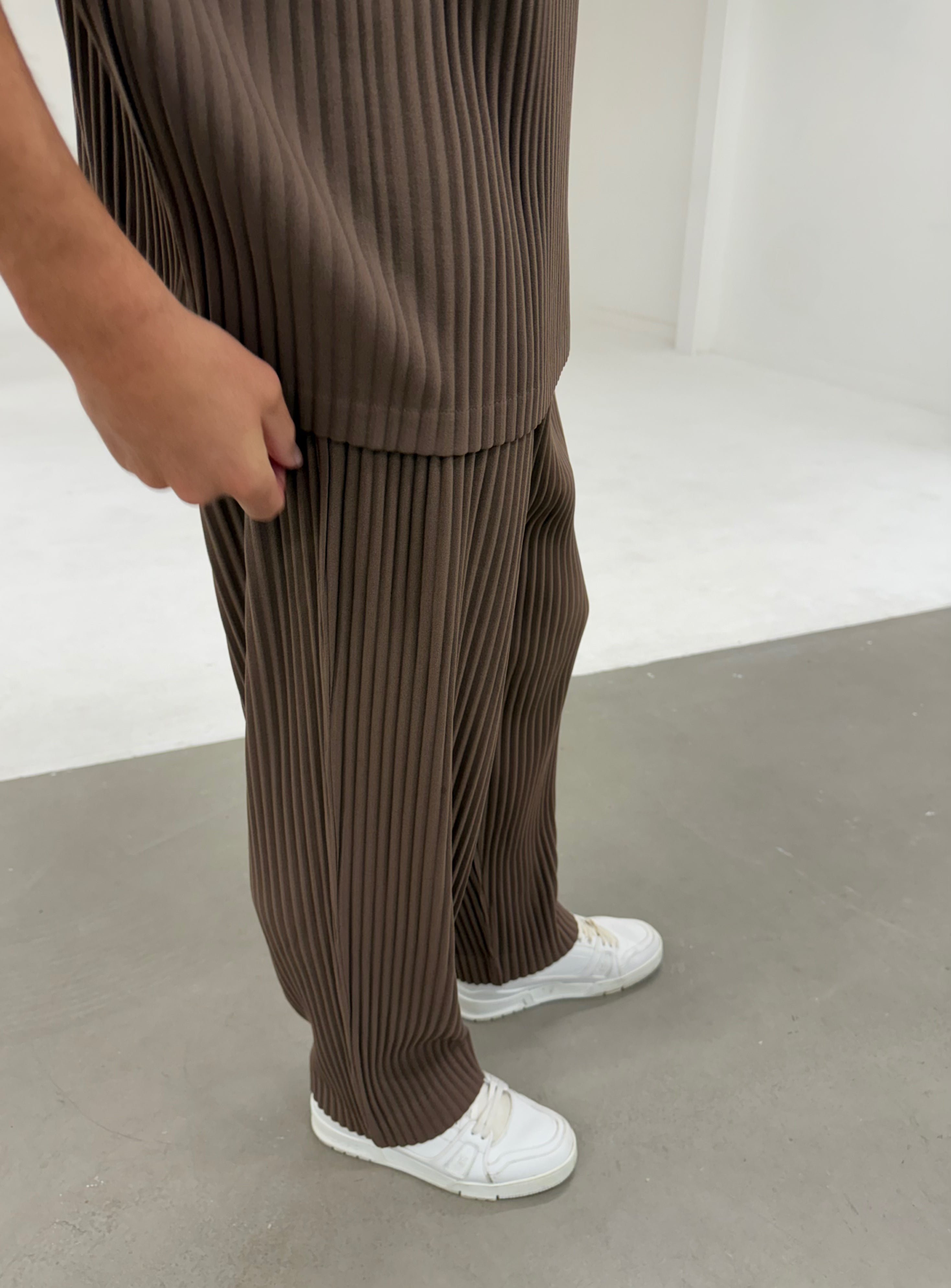 PLEAT TROUSER BROWN
