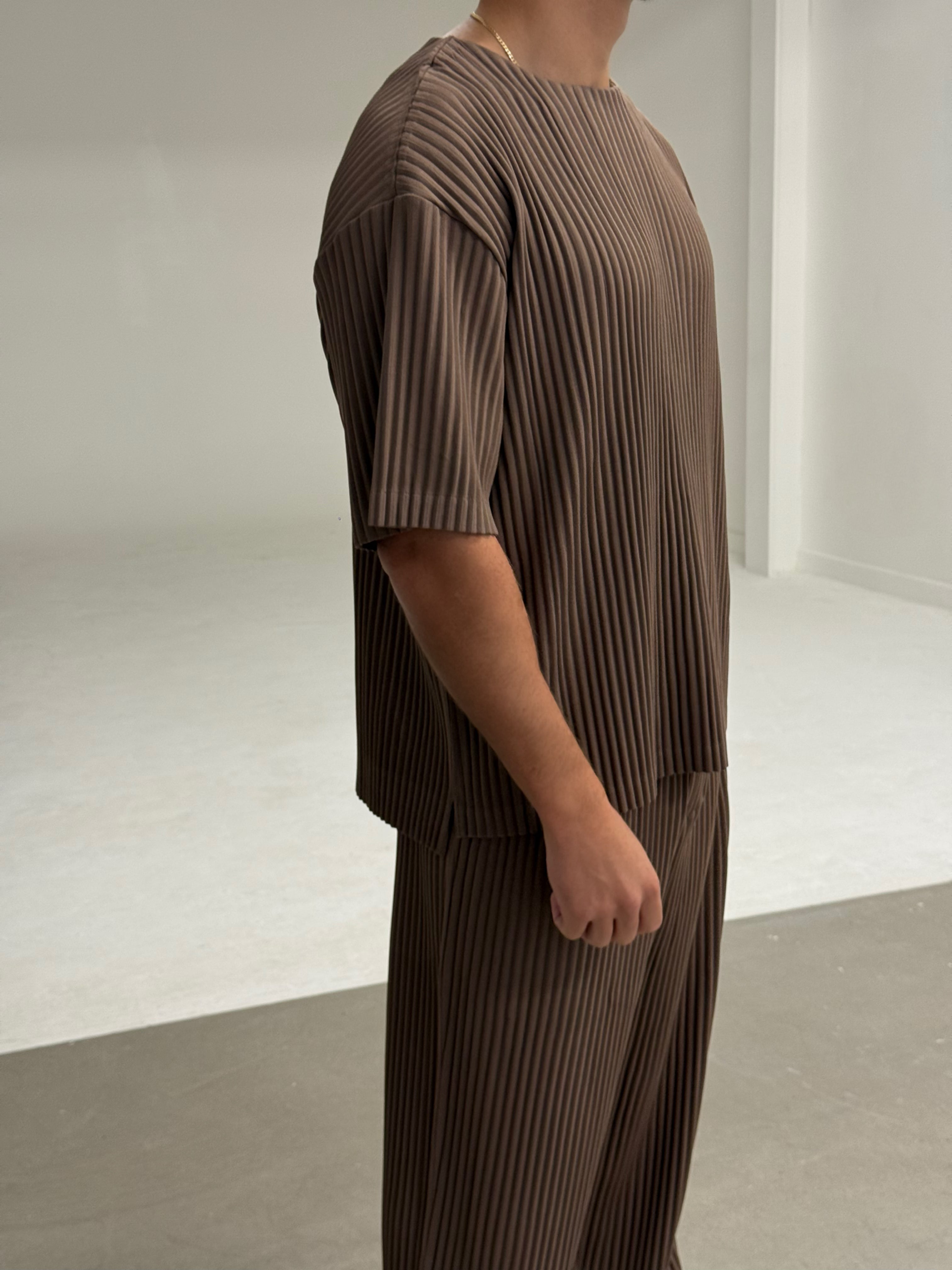 PLEAT T-SHIRT BROWN