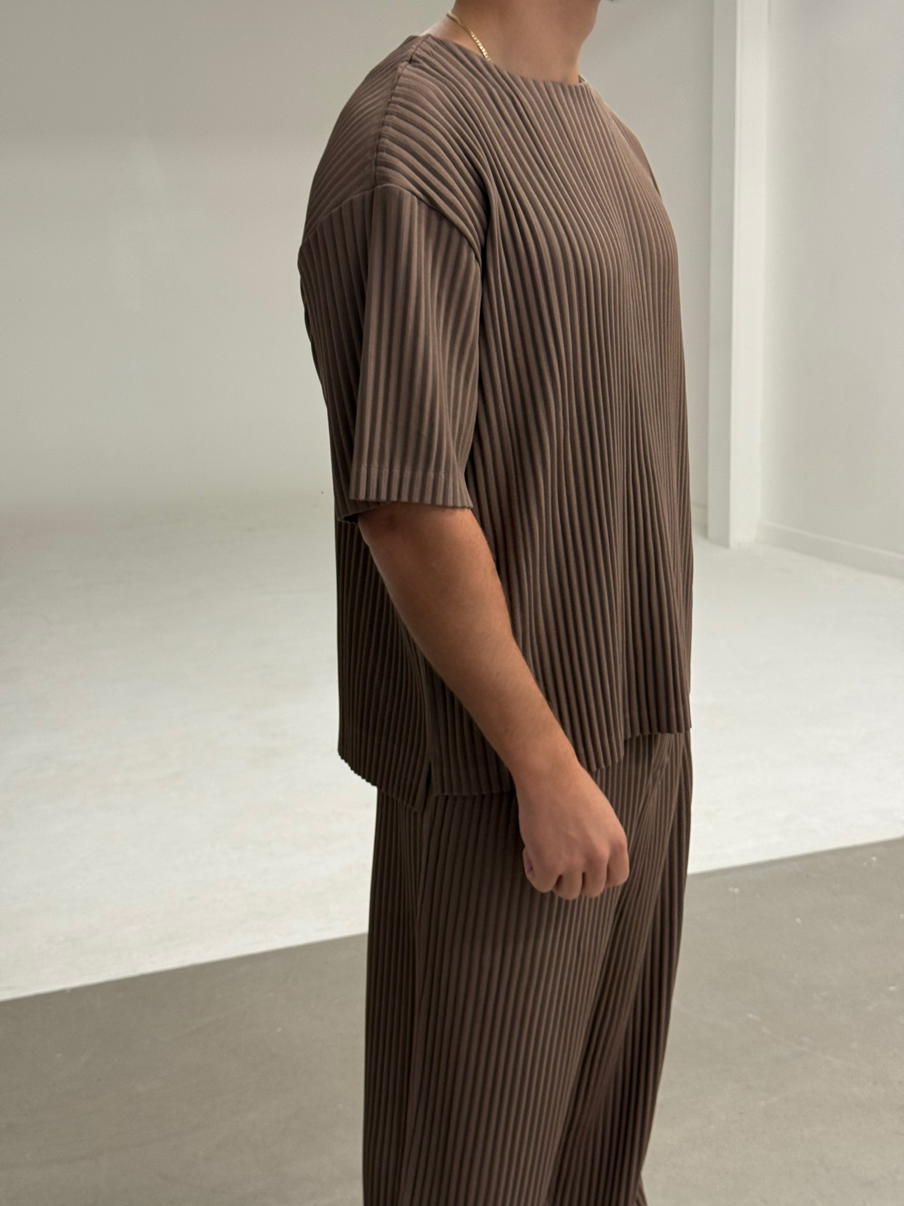 PLEAT T-SHIRT BROWN