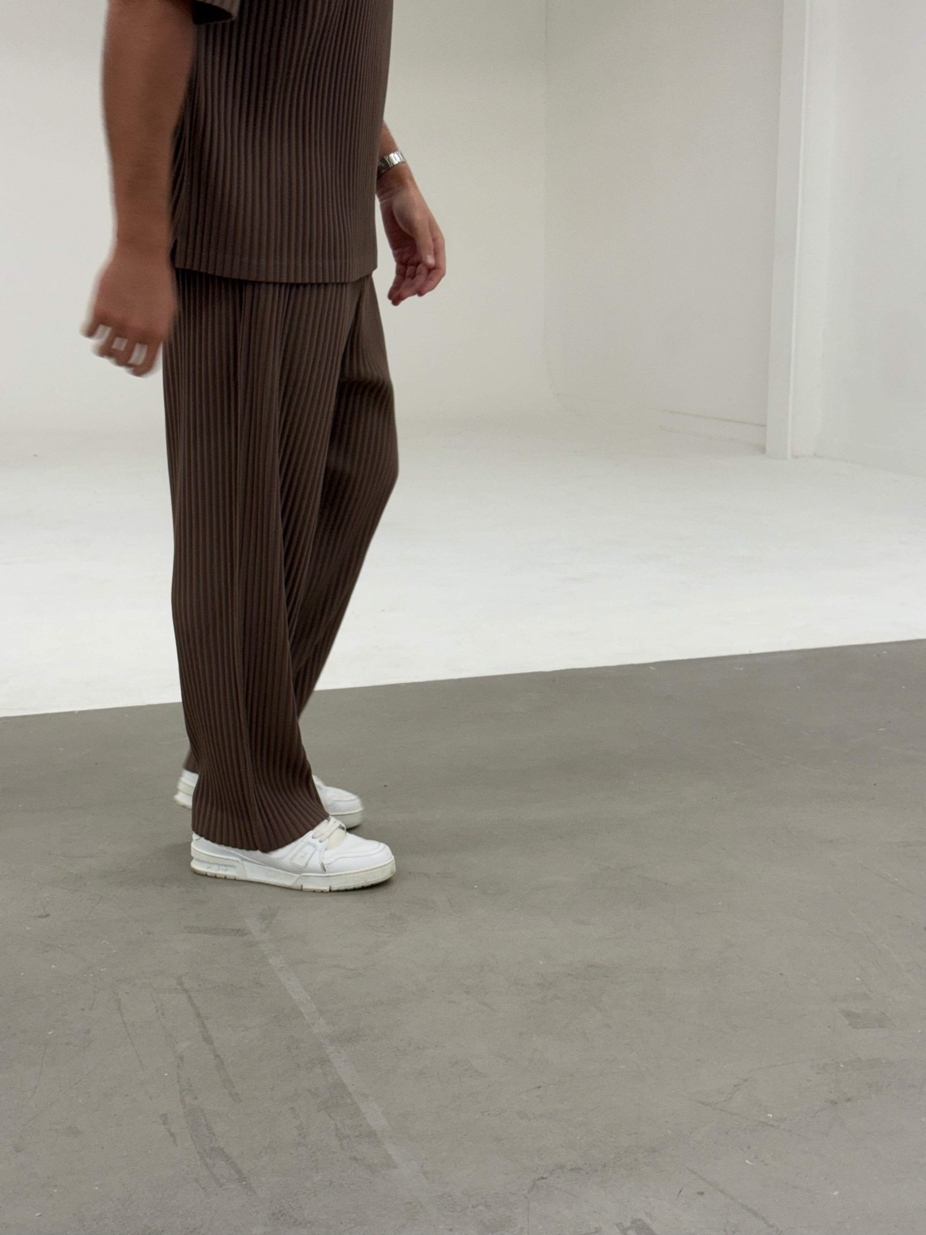 PLEAT TROUSER BROWN