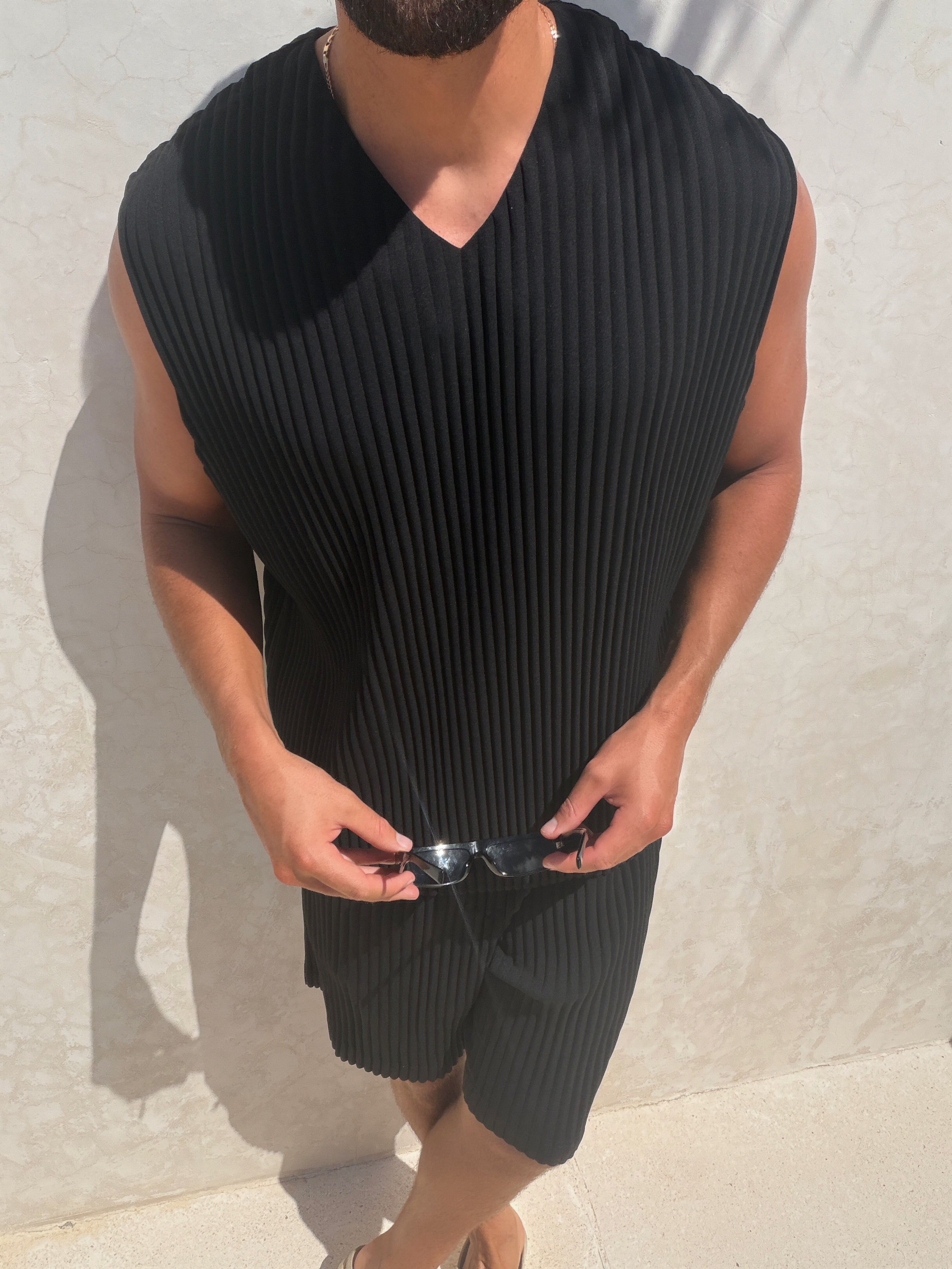 PLEAT VEST BLACK
