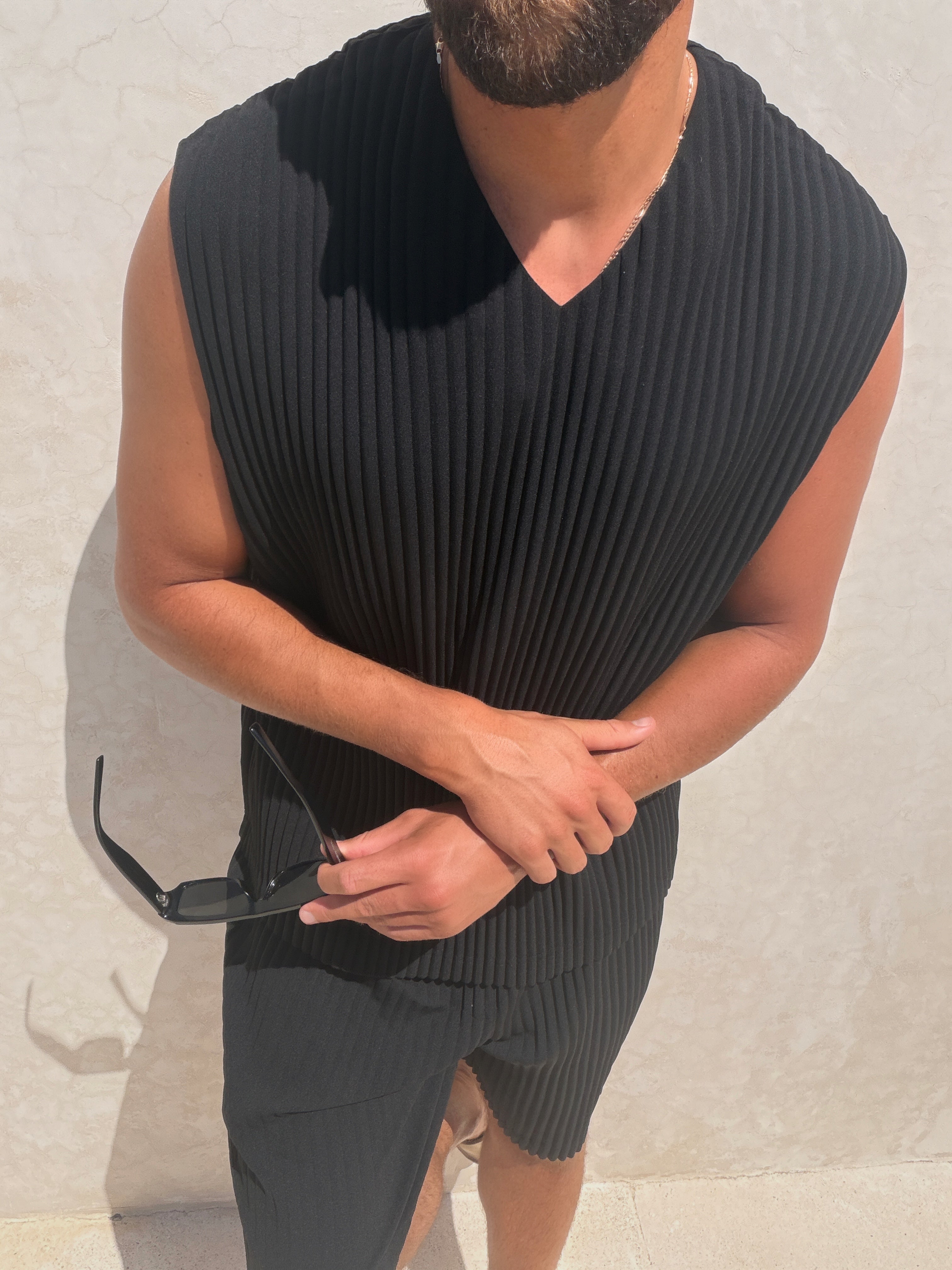 PLEAT VEST BLACK