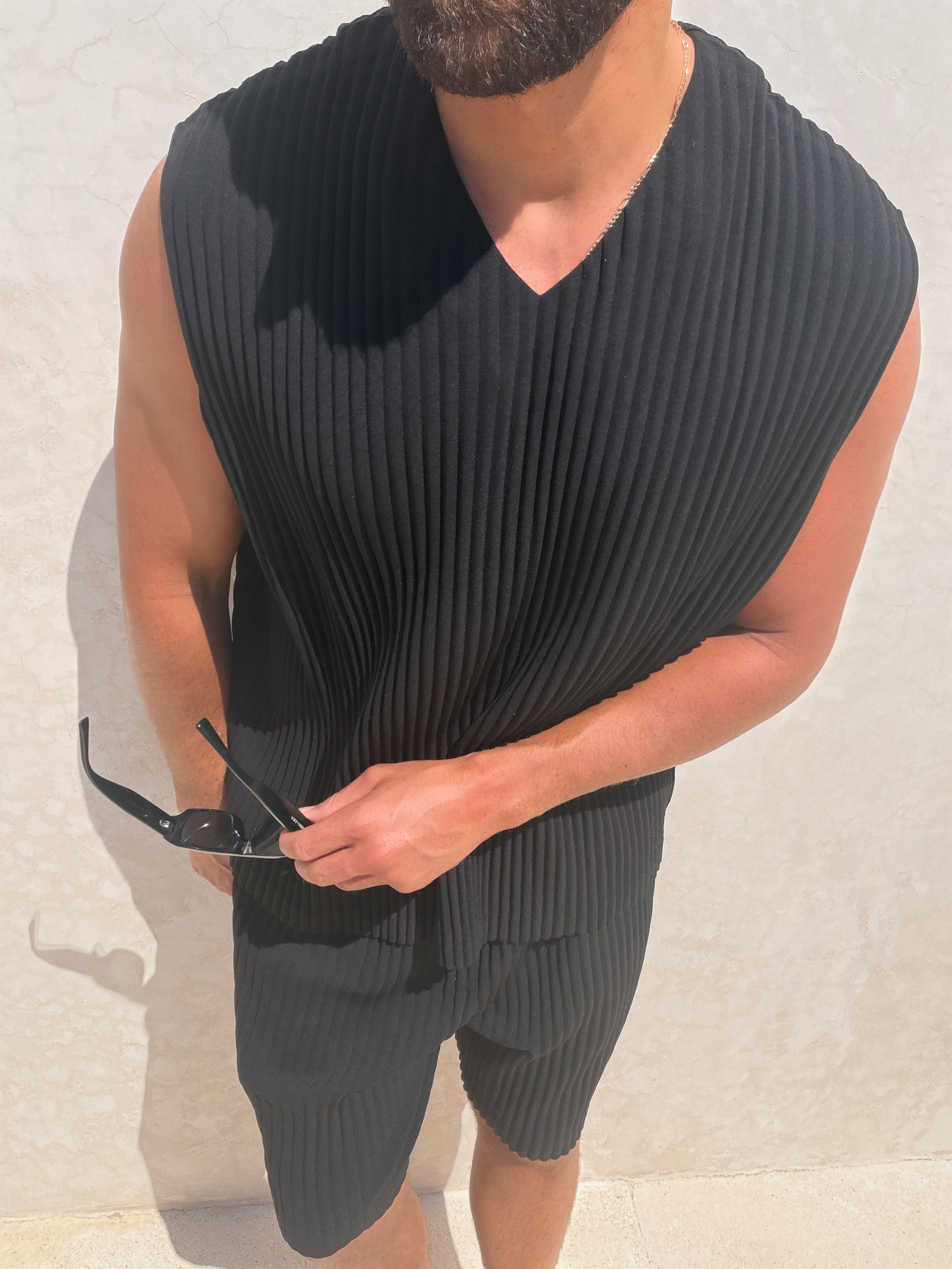 PLEAT VEST BLACK