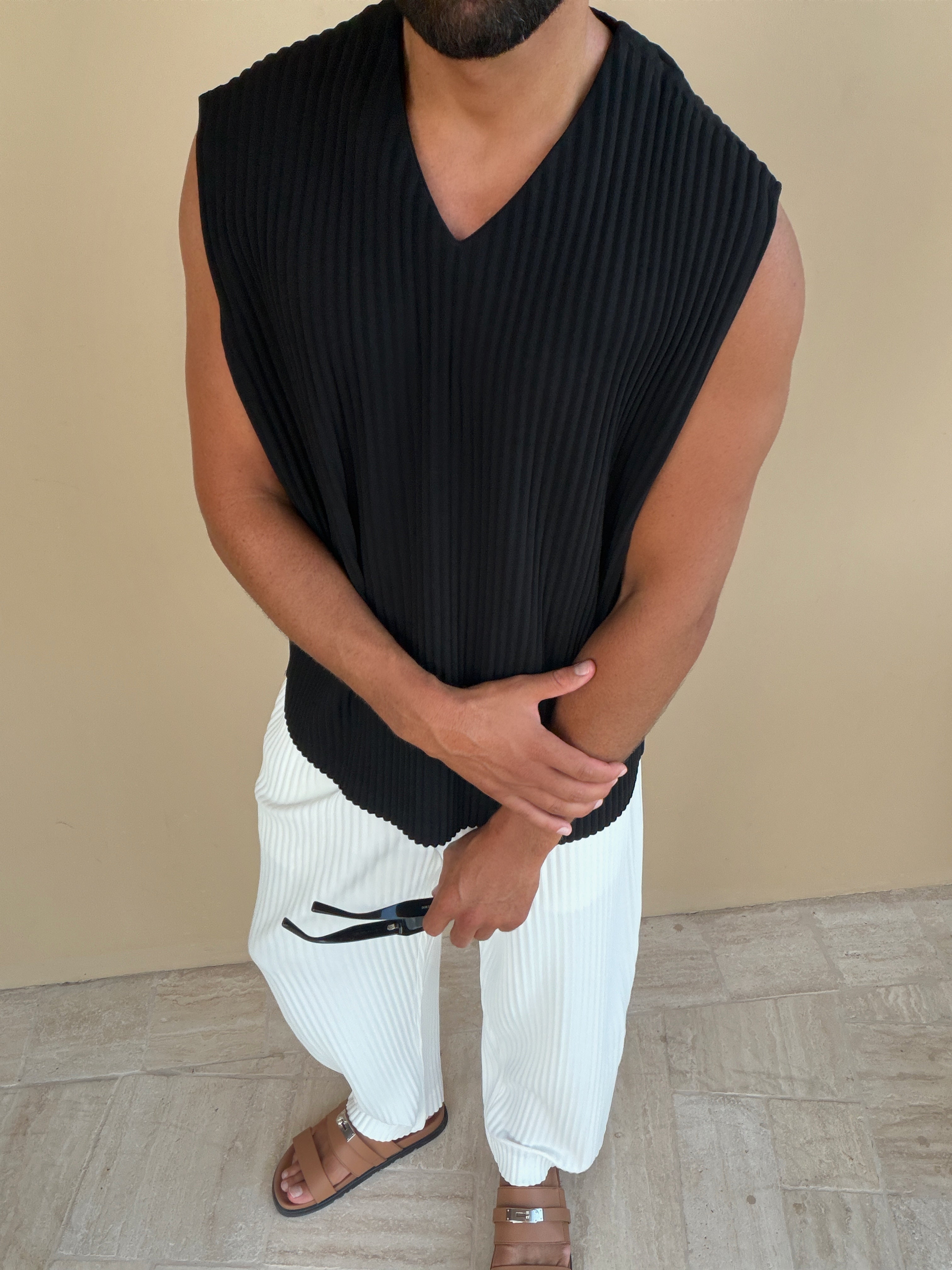 PLEAT VEST BLACK
