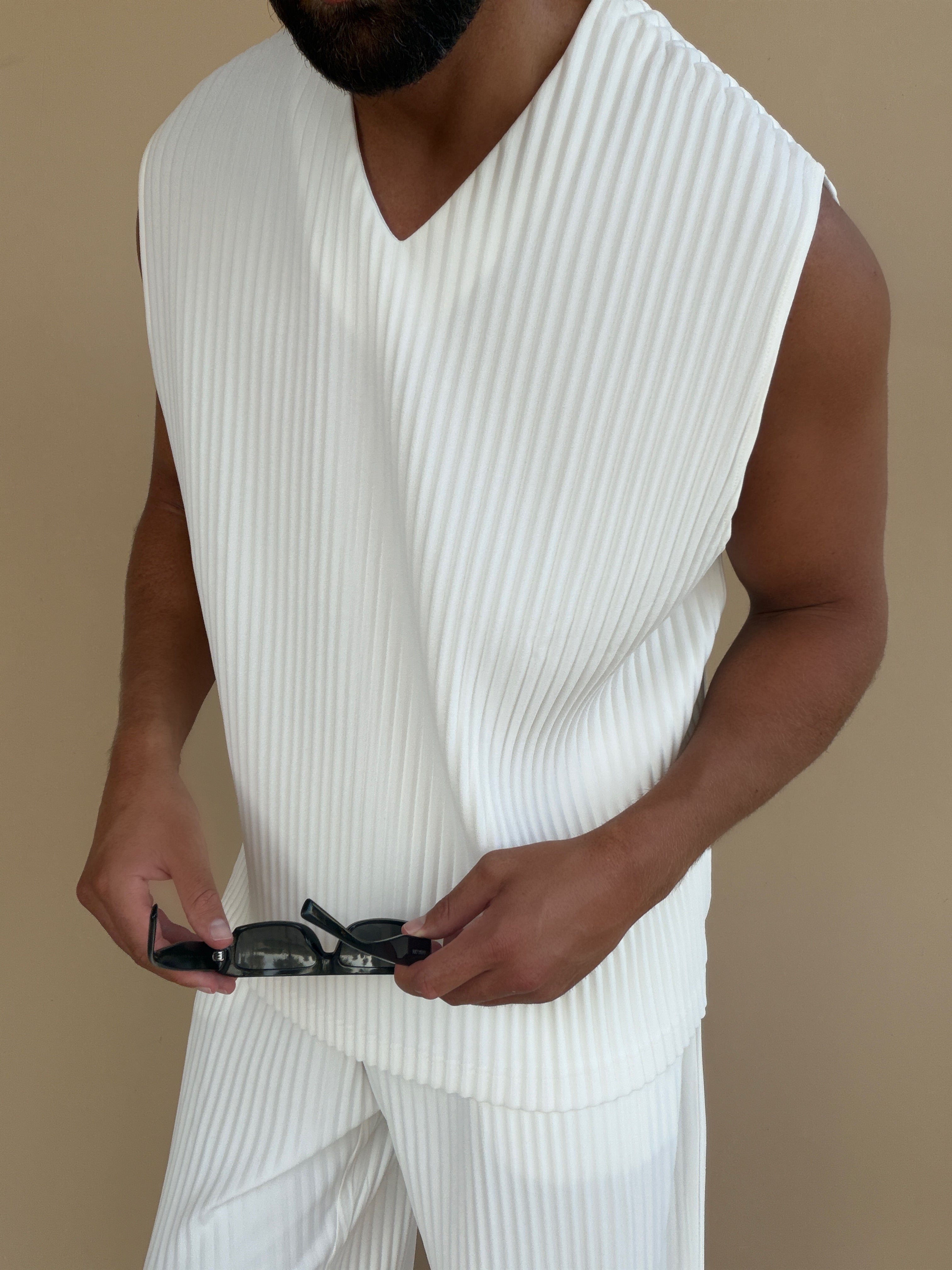 PLEAT VEST WHITE
