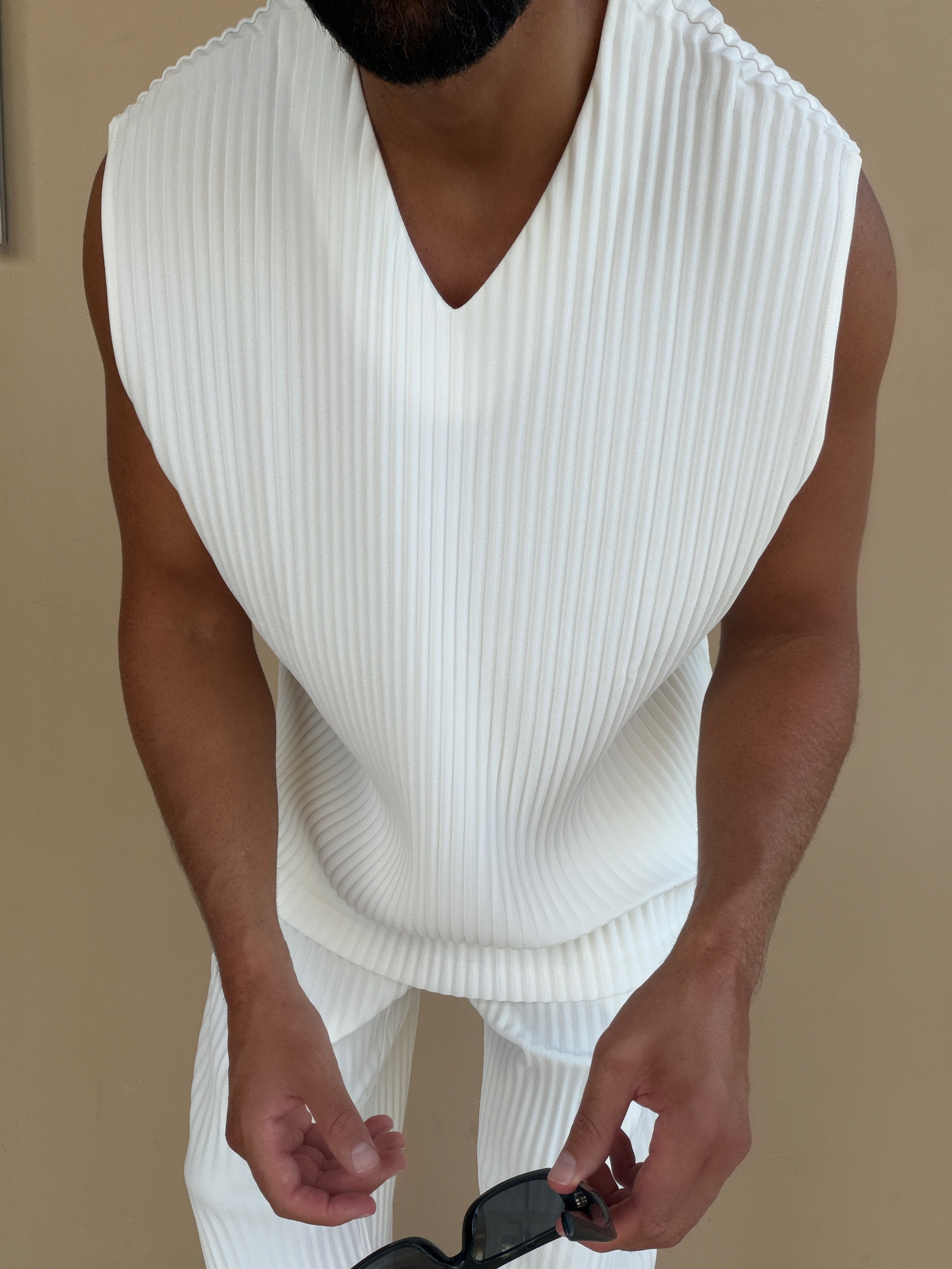PLEAT VEST WHITE