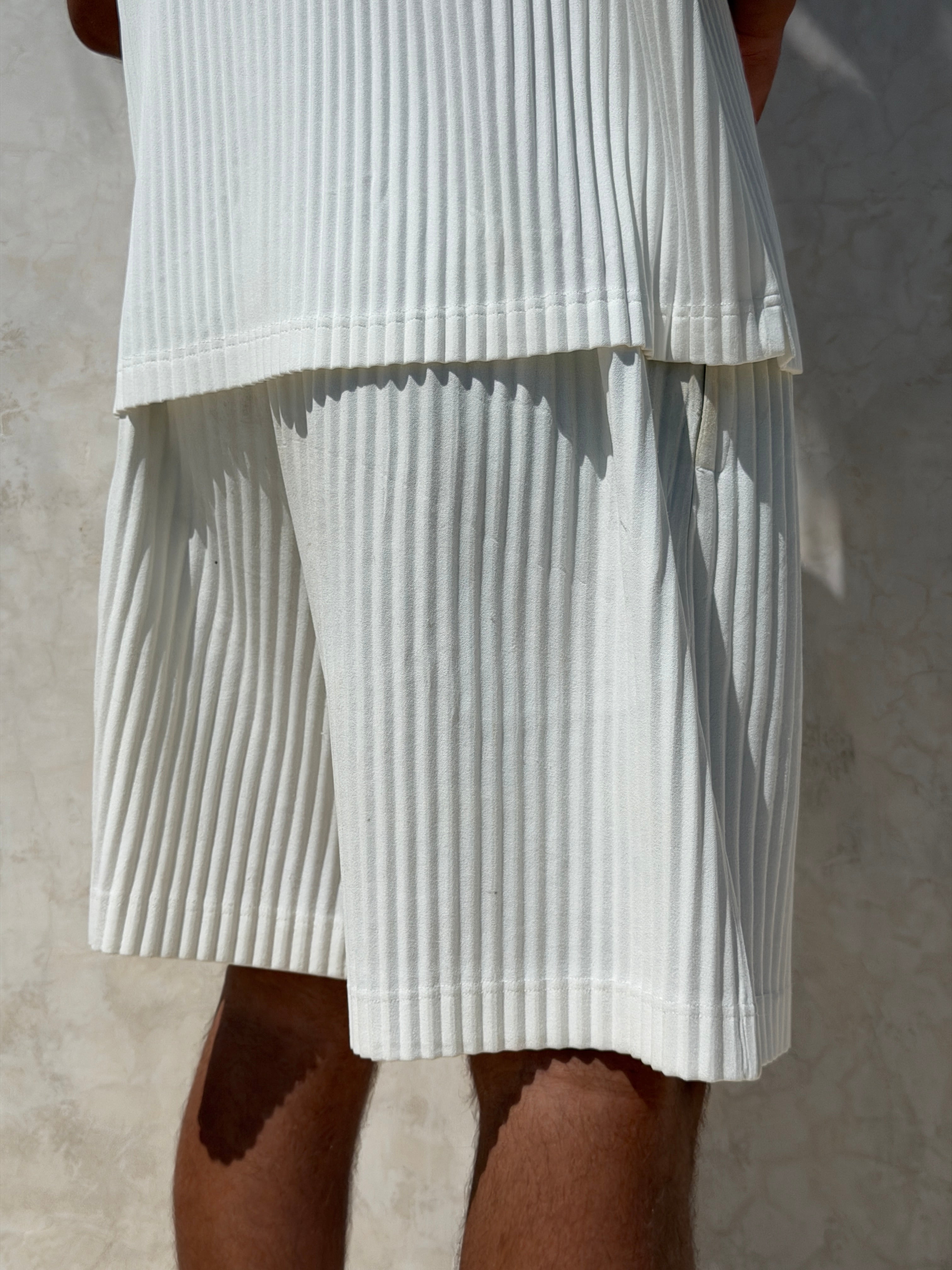 PLEAT SHORTS WHITE